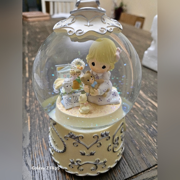 Precious Moments' 25th anniversary musical Snowglobe "Gold and Silver Waltz" - Picture 4 of 11